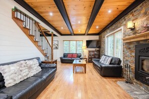 TV, lareira, pebolim