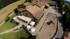Un grand bâtiment historique doté d’une cour, d’une terrasse et d’une enseigne sur laquelle on peut lire « CAVAZZONE ».