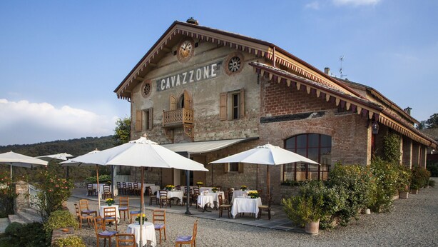 Un bâtiment appelé « Cavazzone » doté d’une terrasse et de parasols.