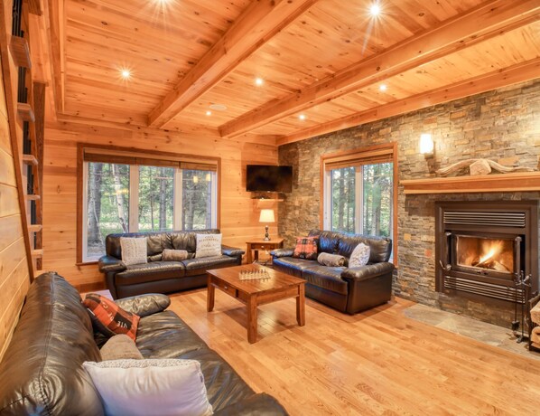 Fernseher, Kamin, Tischfußball, Stereoanlage