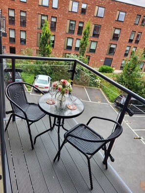 Outdoor dining - Stay Zeni, Ouse Court York Smart 1 Bed Apartment (York)