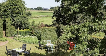 Ătage supĂ©rieur spacieux d'une ferme avec jardin