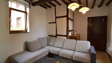 Televisio, takka, pöytäjalkapallopöytä