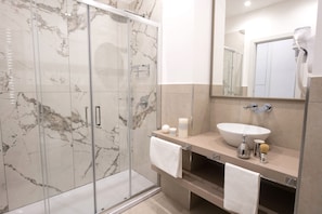 Apartment, 1 Bedroom, Balcony | Bathroom | Shower, hair dryer, bidet, towels