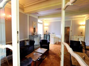 Unclassified image, 5 of 38, button