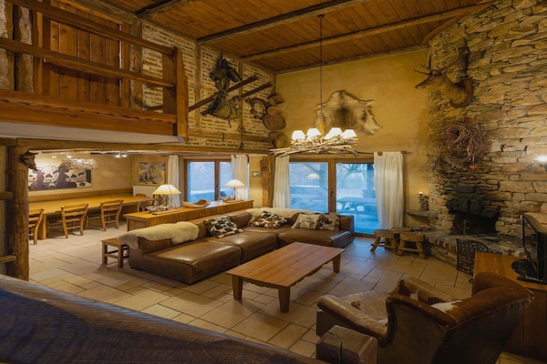 Televisión, chimenea, estéreo