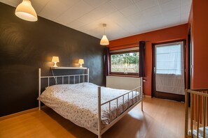 14 bedrooms, travel crib, free WiFi