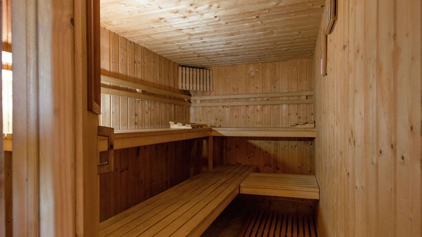 A sauna with wooden benches and slatted floors. - Spacious Holiday Home in Chodes with Sauna (Malmédy-Boussire)