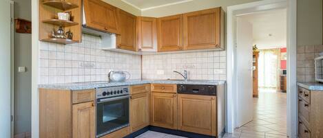 Micro-ondes, four, plaque de cuisson, lave-vaisselle