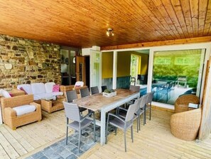 屋外ダイニングエリア