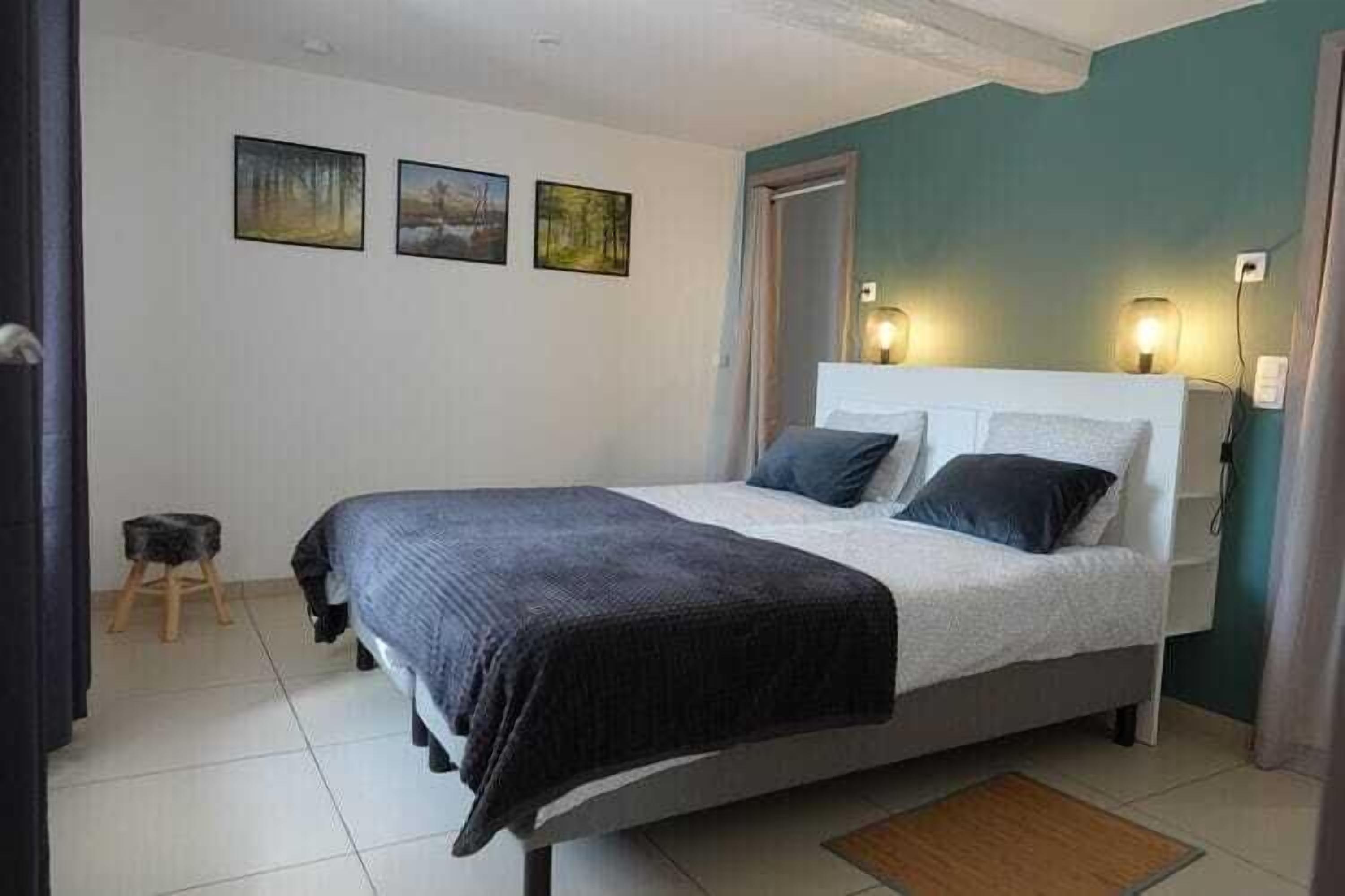 6 bedrooms, iron/ironing board, WiFi