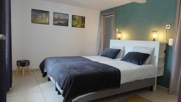 6 bedrooms, iron/ironing board, WiFi