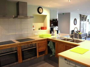 ثلاجة، ميكروويف، فرن، موقد طهي مسطح