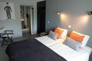6 bedrooms, iron/ironing board, WiFi