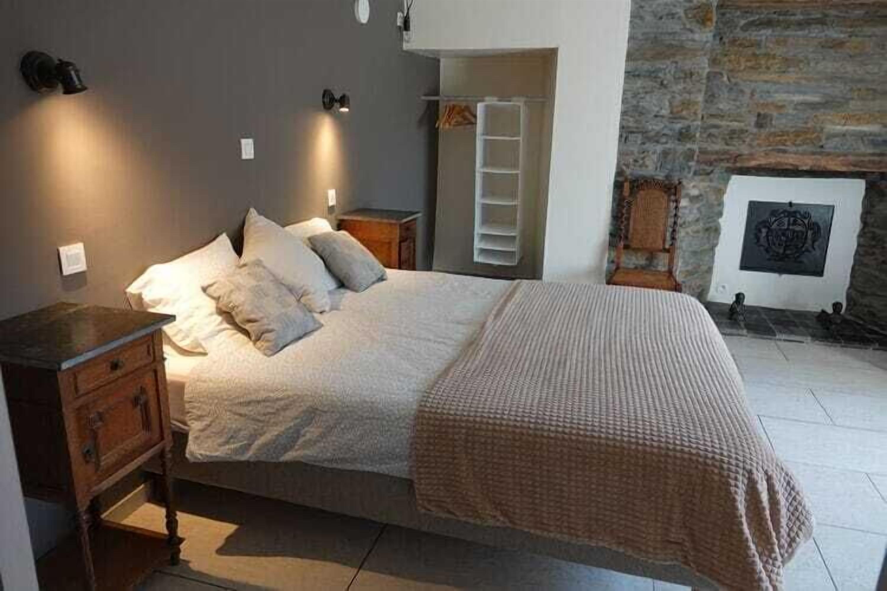 6 quartos, ferros/tábuas de passar roupa, Wi-Fi