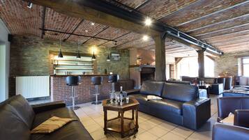 TV connectée, cheminée, lecteur de DVD, table de tennis de table