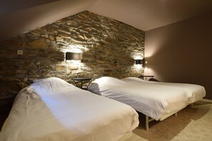 13 bedrooms, free WiFi - Farmhouse in Ardennes with Indoor Pool & Sauna (Lavacherie)