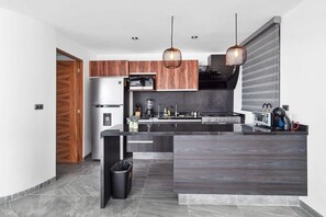 雪櫃、微波爐、焗爐、爐具