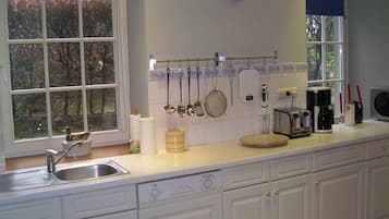 Een koelkast, een microgolfoven, een oven, een vaatwasser