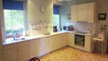 Een koelkast, een microgolfoven, een oven, een vaatwasser