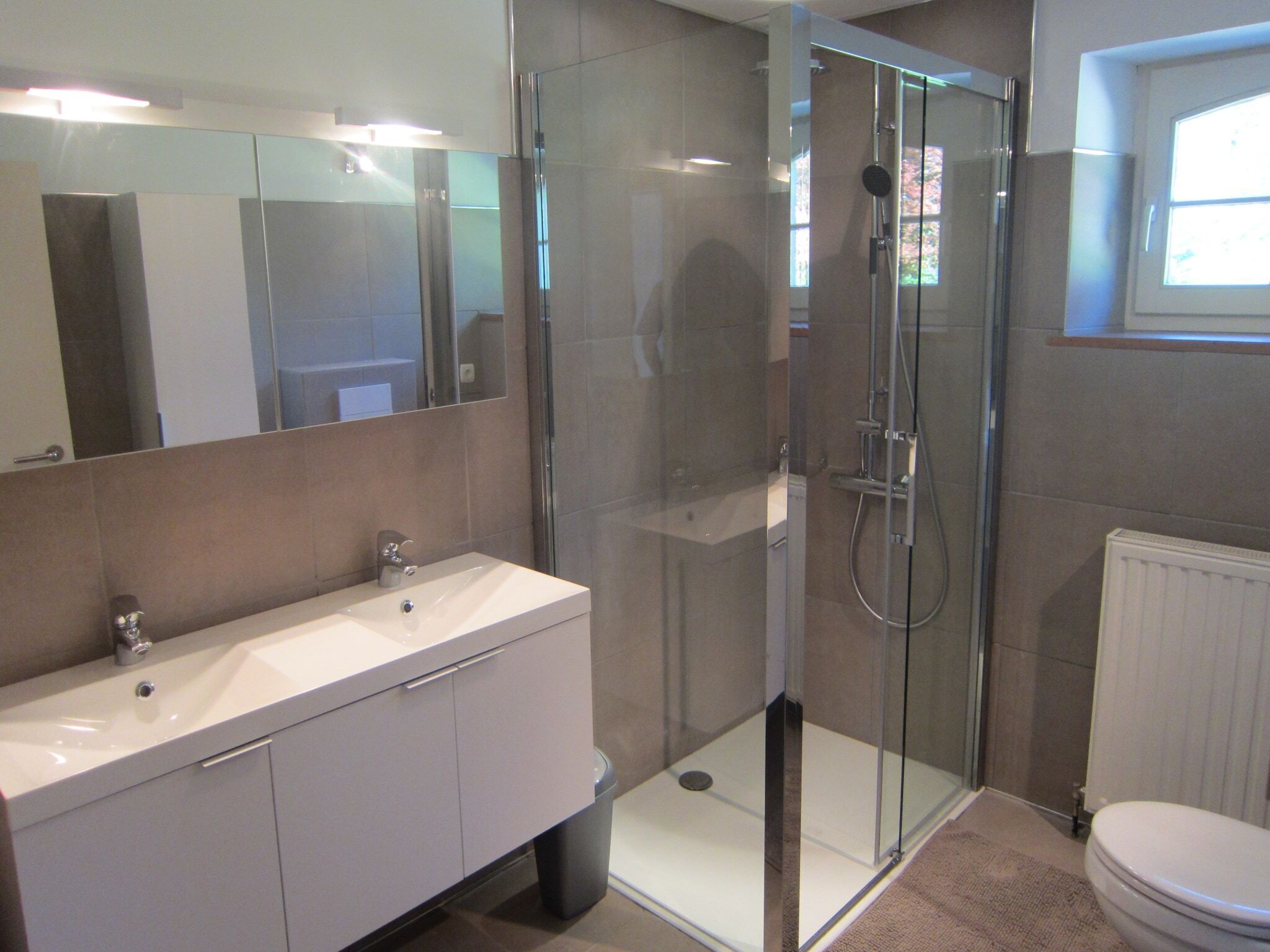 Combined shower/bathtub