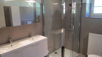 Combined shower/bathtub