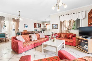 Fernseher, DVD-Player, Tischtennisplatte