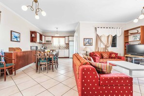 Televisie, een dvd-speler en een tafeltennistafel