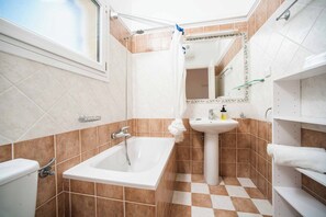 Combined shower/bathtub, towels