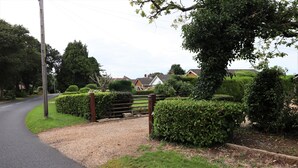 Property grounds - Beaches and Cream Cottage (Sandown)