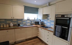 Four, plaque de cuisson, batterie de cuisine, vaisselle et ustensiles