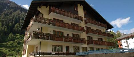 المنشأة من الخارج