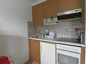 Een oven, een koffiezetapparaat/waterkoker