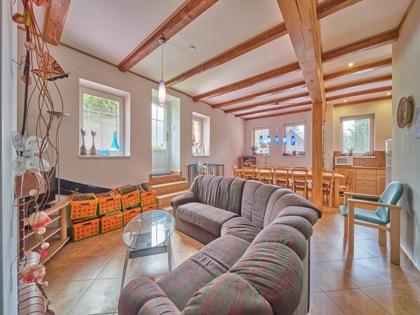 Fernseher, Kamin, DVD-Player, Tischfußball