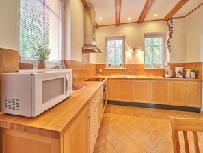 Kjøleskap, ovn, kokeplater og oppvaskmaskin