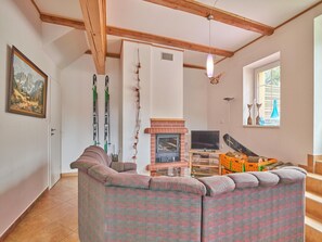 Fernseher, Kamin, DVD-Player, Tischfußball