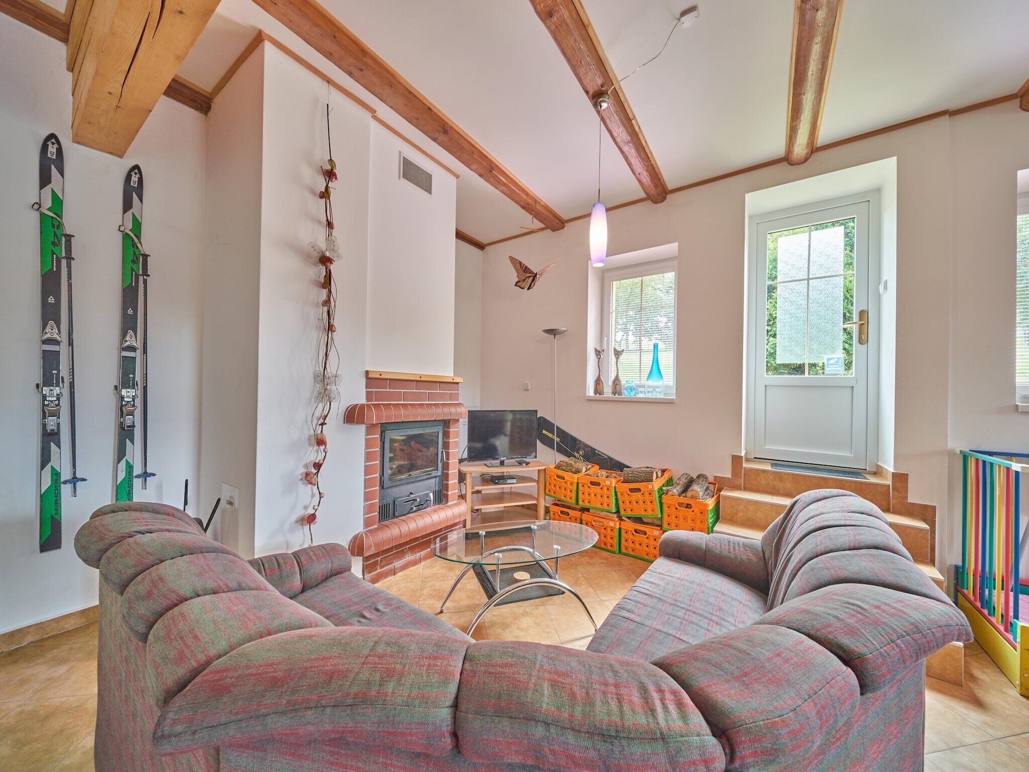 電視、壁爐、DVD 播放機、足球機