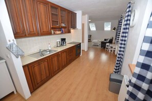 Fridge, oven, stovetop, dishwasher