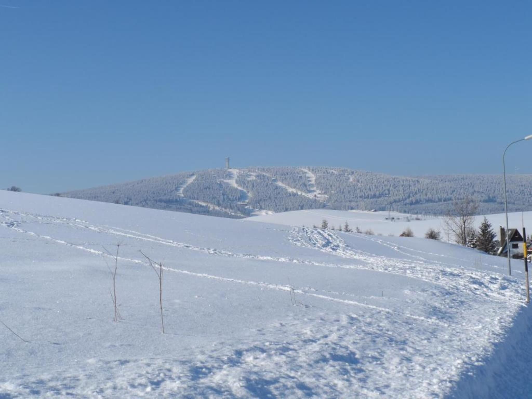 Eine verschneite Landschaft mit blauem Himmel.