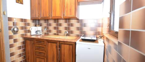 Fridge, stovetop, coffee/tea maker