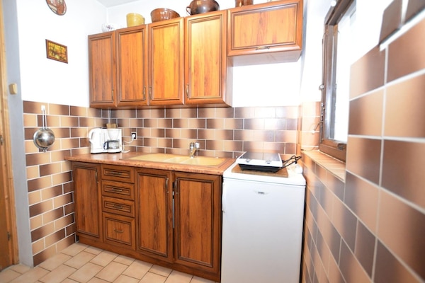 Fridge, stovetop, coffee/tea maker