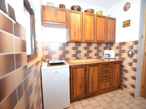 Fridge, stovetop, coffee/tea maker