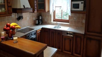 Frigorífic, placa de cuina, rentaplats i cafetera i tetera
