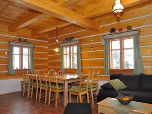 Dining - Spacious Group Retreat (Dlouhý)