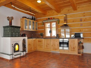 Fridge, microwave, oven, stovetop - Spacious Group Retreat (Dlouhý)