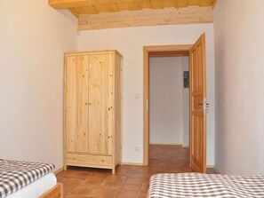 5 bedrooms, WiFi - Spacious Group Retreat (Dlouhý)