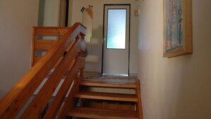 A wooden staircase leading to a room with a door and a window. - Spacious cottage in the Giant Mountains, 1 km from the skislopes (Jestřabí V Krkonoších)