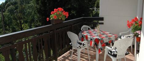 تناول الطعام بالخارج