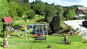 A playground with swings, a slide, and a trampoline. - Gartenhaus in Lichtenhain (Lichtenhain)