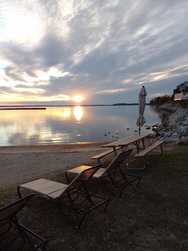 Walk to beach, cozy, lovely room in "Kingsmill on the James"